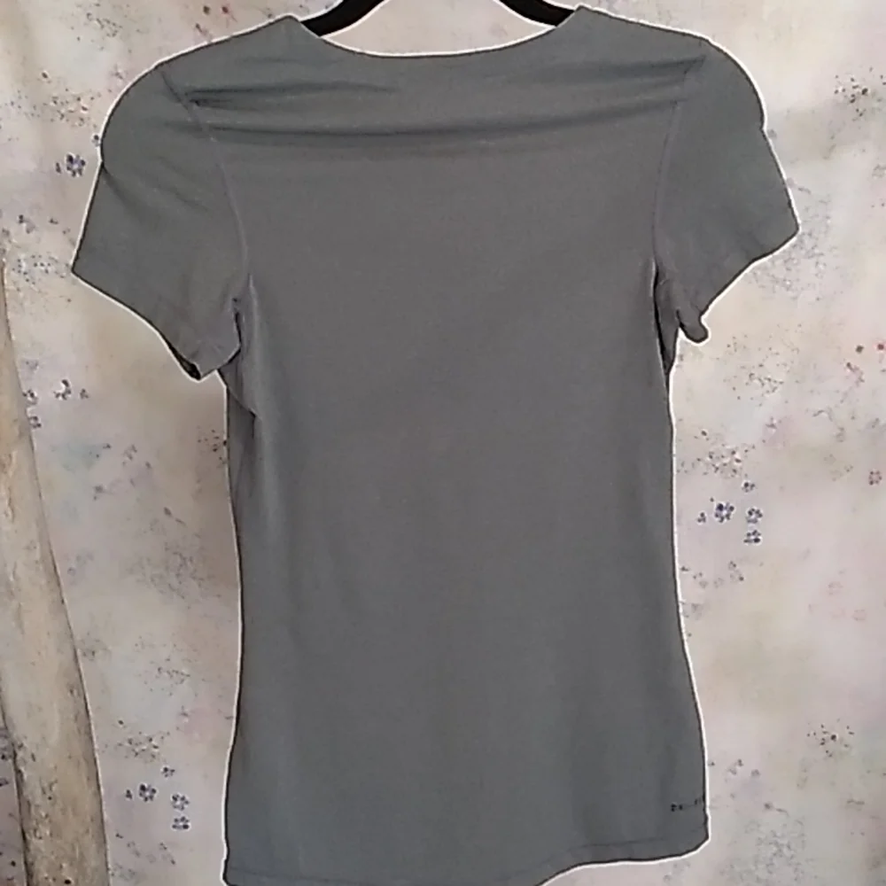 Nike Pro Dri-Fit grey v-neck workout, athletic short sleeve t-shirt. Size small - Picture 5 of 7